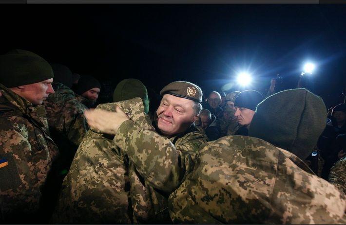 Порошенко лично встречал украинцев, освобожденных из плена Порошенко лично встречал украинцев, освобожденных из плена