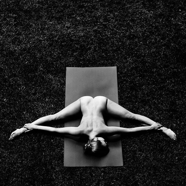 Неизвестная спортсменка выкладывает в Инстаграм фото, как она занимается йогой голышом йога, красота, тело, фигура