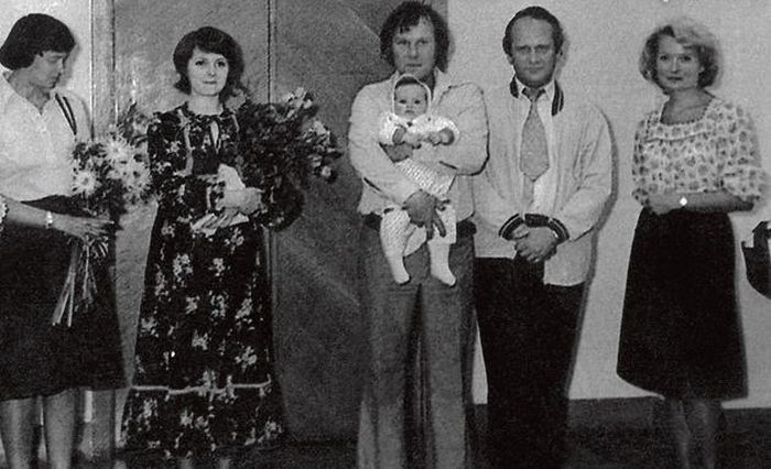 Церемония бракосочетания. Свидетельница Анна Дмитриева, невеста Клара Новикова, жених Юрий Зерчанинов с дочкой Машей, свидетель Петр Фоменко. Сентябрь 1977 г. / Фото: www.7days.ru Церемония бракосочетания. Свидетельница Анна Дмитриева, невеста Клара Новикова, жених Юрий Зерчанинов с дочкой Машей, свидетель Петр Фоменко. Сентябрь 1977 г. / Фото: www.7days.ru