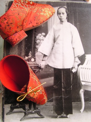 Китайские "лотосовые ножки" -"lily feet"- и ужасающие подробности этого обычая Китайские "лотосовые ножки" -"lily feet"- и ужасающие подробности этого обычая