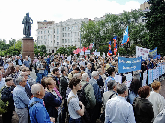Митинг в защиту науки на Суворовской площади собрал 800 человек Митинг в защиту науки на Суворовской площади собрал 800 человек