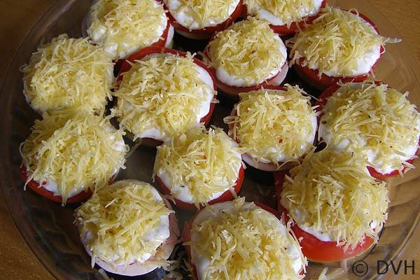 Баклажаны, запеченные с помидорами и грибами