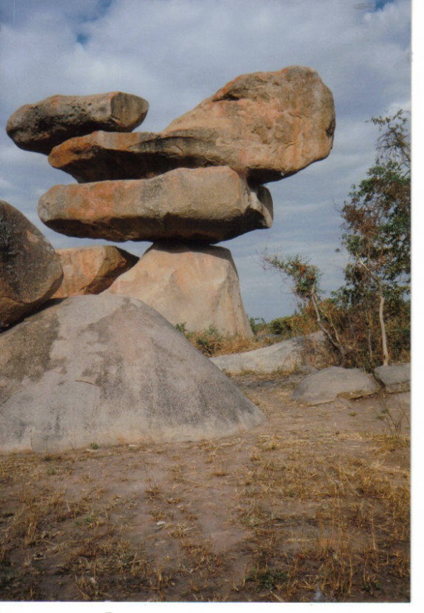 10 необычных камней мира (19 фото)