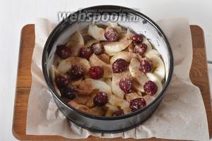 Пирог с яблоками и вишней