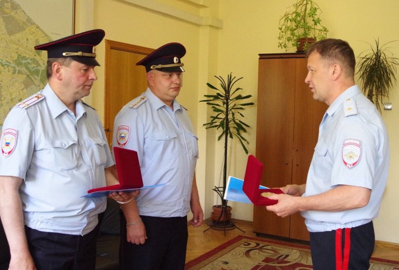 Начальник УВД по ЮВАО генерал-майор полиции Сергей Карпов вручил сотрудникам полиции памятные медали