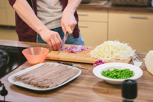 Гречневая лапша с капустой и яйцом («Про100 кухня» от 8 апреля) Гречневая лапша с капустой и яйцом («Про100 кухня» от 8 апреля)