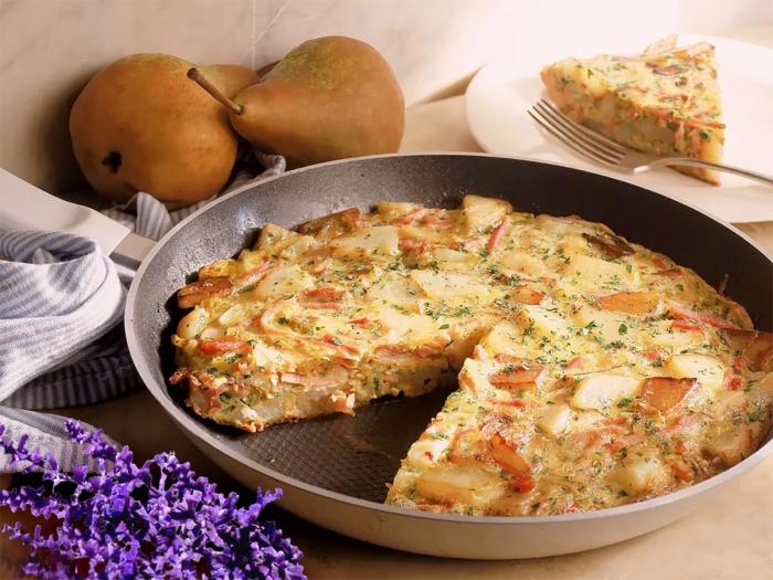 Картофельный омлет. \ Фото: 1000.menu. 5 способов приготовить картофель так, чтобы слюнки потекли и захотелось добавки