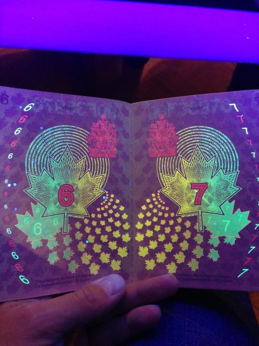 Новый паспорт гражданина Канады в свете ультрафиолета. Красота!