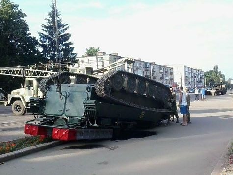 Украинская бронемашина в Конотопе отметила "день победы над москалями" вверх тормашками