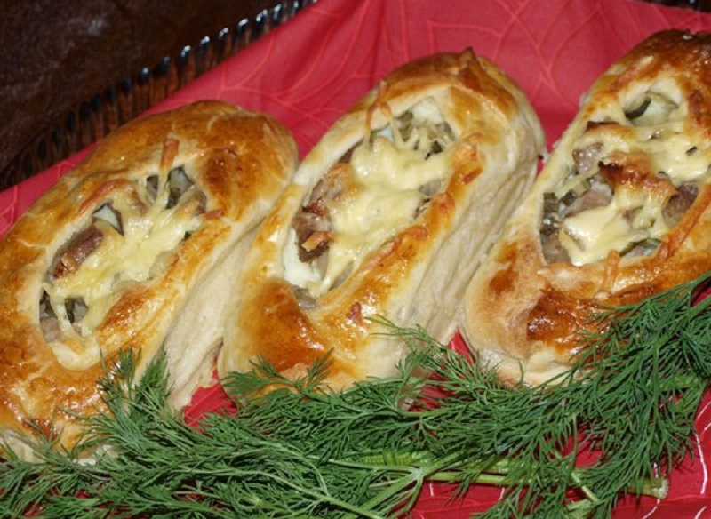 лодочки из слоеного теста с картофелем мясом и огурчиками