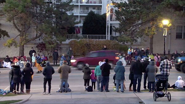 Автомобиль перед тем, как врезаться в толпу людей в Уокеше, США Автомобиль перед тем, как врезаться в толпу людей в Уокеше, США
