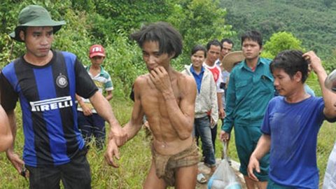 Вьетнамского мужчину и его отца, прятавшихся в джунглях в течение четырех десятилетий после войны, удалось убедить вернуться к людям.