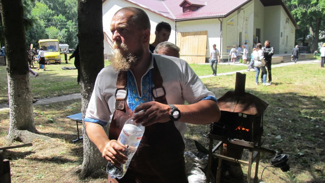 На Украине молодых юристов и менеджеров «насильственно» превратят в строителей и кузнецов