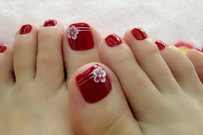 Аккуратные цветочки на больших пальцах modnyj-dizajn-pedikyura-foto-novinki_ (45)