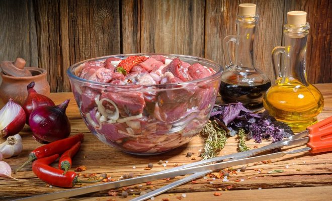 Три простых и вкусных рецепта маринада для первых весенних шашлыков от повара Евгении Романовой