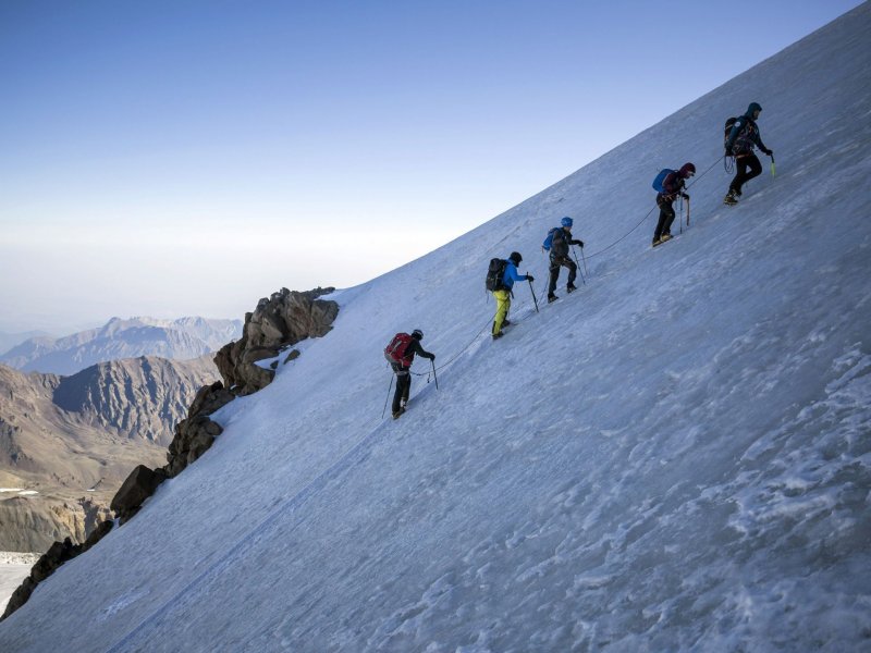 Альпинисты приближаются к вершине горы Казбек, 15 сентября 2017 года. гора, горы, грузия, кавказ, казбек, красота, природа, фото