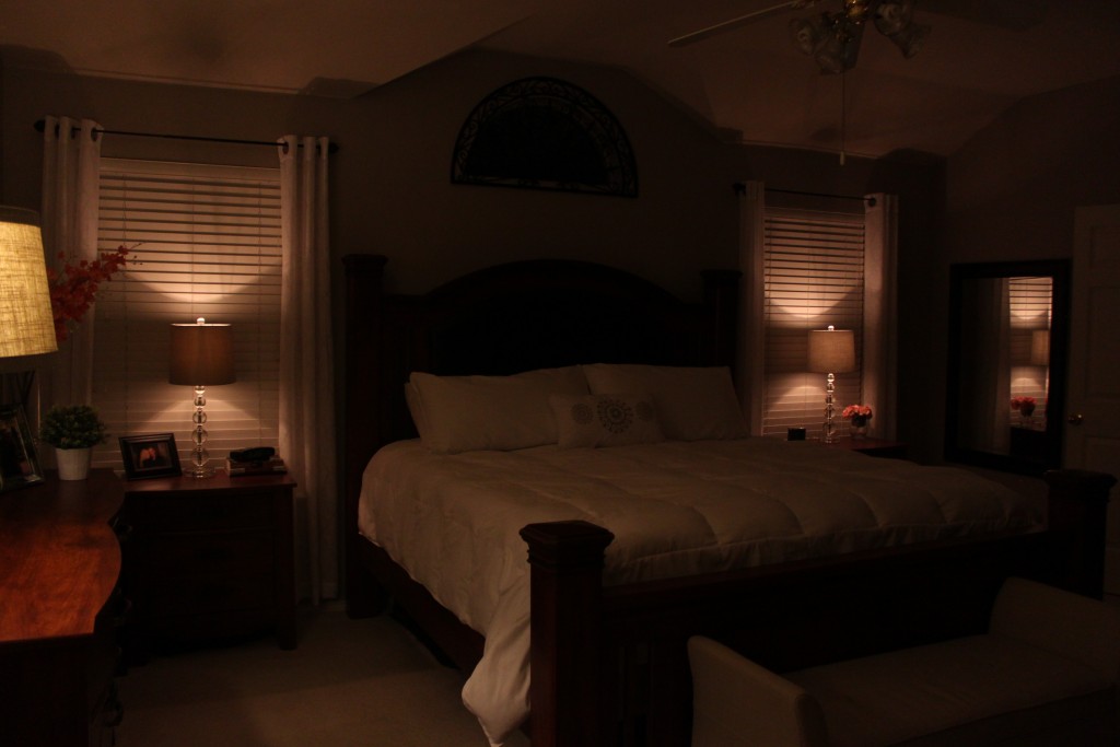 В спальне с выключенным светом грешница сосет елду