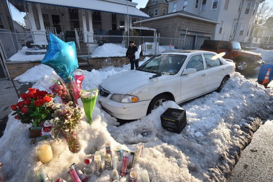 Пока он чистил снег, его жена и дети тихо умерли в машине