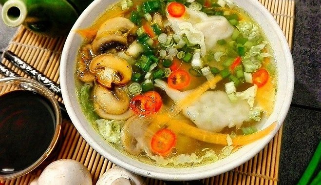 Быстрый суп с пельменями, грибами и зеленым луком по-китайски