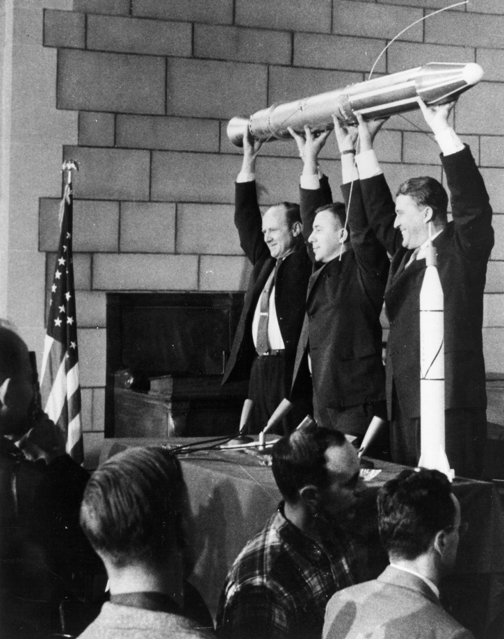 Физик и астроном Уильям Хэйуард Пикеринг, астрофизик Джеймс Ван Аллен и конструктор ракетно-космической техники Вернер фон Браун демонстрируют полномасштабную модель «Эксплорер-1» — первого американского искусственного спутника Земли. (NASA on The Commons)