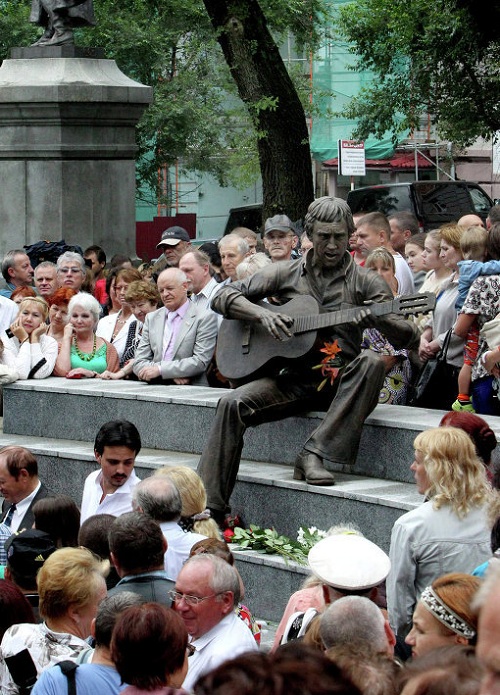 Владимир Высоцкий. Владивосток. Скульптор: П.Чегодаев. «Я, конечно, вернусь...»: образ Владимира Высоцкого в живописи и скульптуре