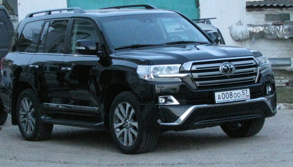 «Иисус Христос тоже носил дорогие одежды». Орловский епископ обзавелся Land Cruiser за шесть миллионов рублей