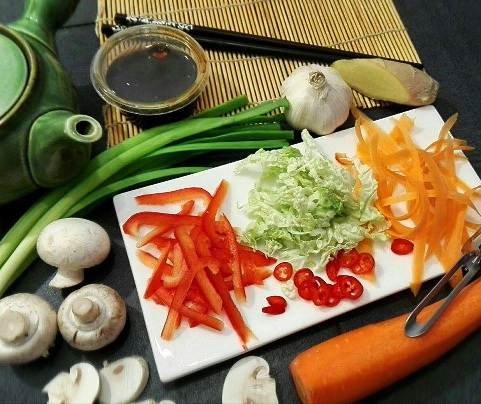 Быстрый суп с пельменями, грибами и зеленым луком по-китайски Быстрый суп с пельменями, грибами и зеленым луком по-китайски