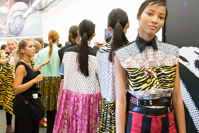 Модели Prada за кулисами. Модели Prada за кулисами.