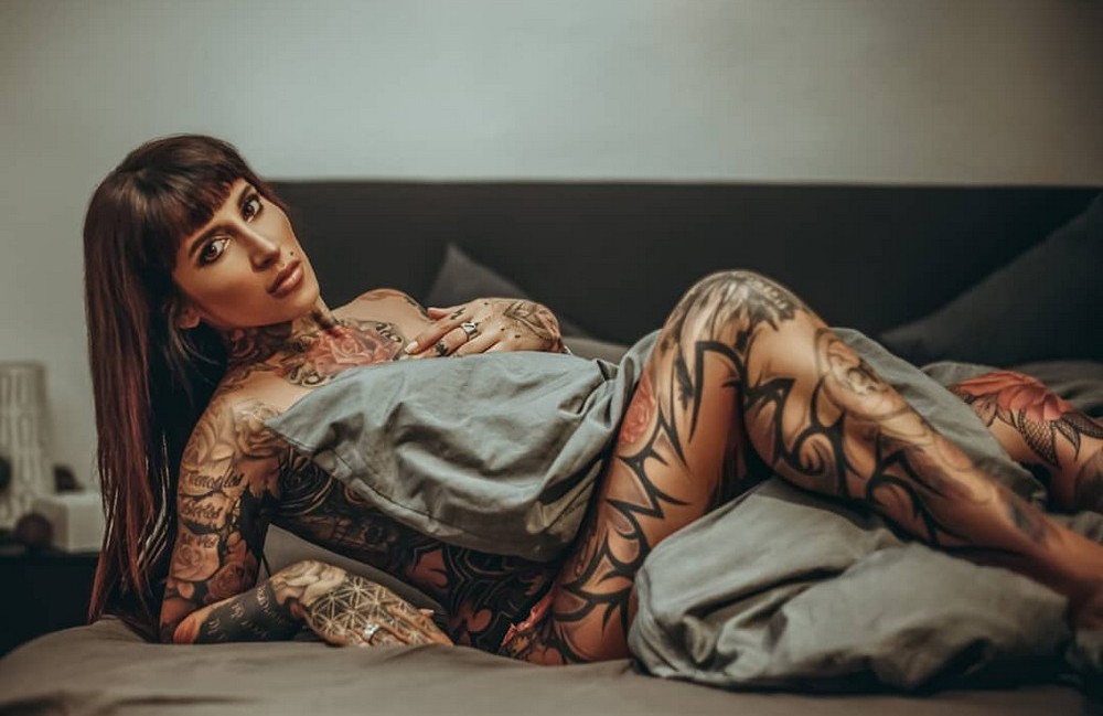 Голая киска татуированной девочки