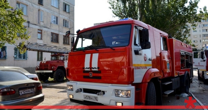 Из горящего общежития в Севастополе эвакуировали 20 человек Из горящего общежития в Севастополе эвакуировали 20 человек