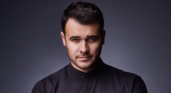 Эмин пожертвовал крупную сумму семьям погибших в Кемерево