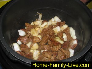 Гуляш по-венгерски Добавить лук к мясу