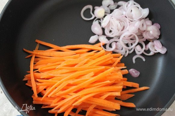 Для начинки №1: морковь нарезать тонкой длинной соломкой, лук кольцами, добавить 2 ст. л. растительного масла и обжарить до золотистого цвета.