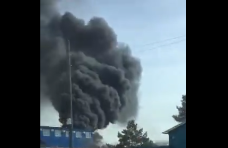 Видео: цех по производству полистирола загорелся в Благовещенске