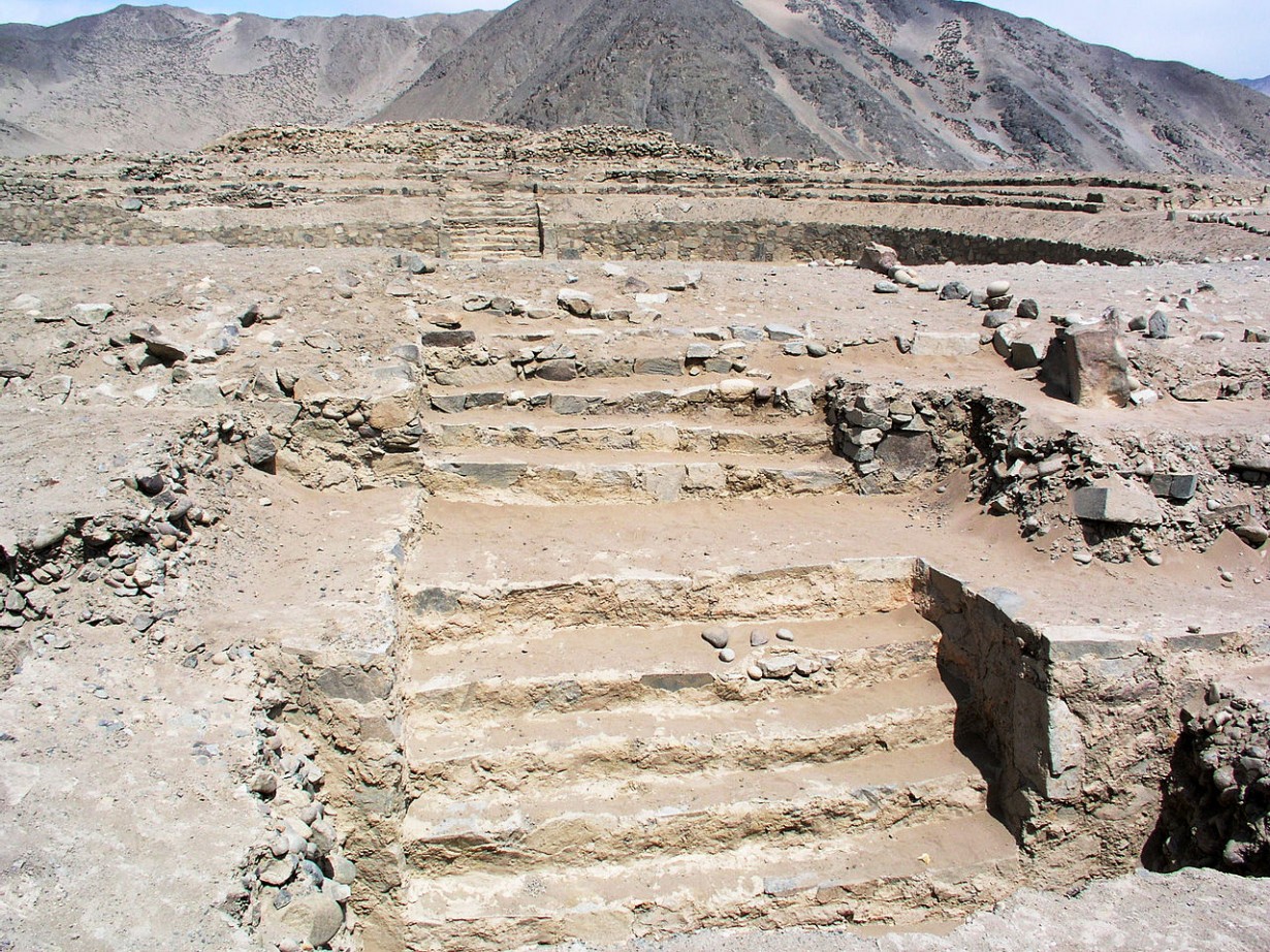 Каральская пирамида - древнейшая постройка Южной Америки. Её высота достигала 26 метров, а расположена пирамида на территории современного Перу.  (Håkan Svensson)