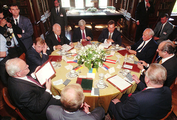Главы Австрии, Венгрии, Германии, Италии, Польши, Словакии, Словении, Украины и Чехии обсуждают расширение НАТО на восток и ситуацию с выборами президента России (Польша, 7 июня 1996 года)