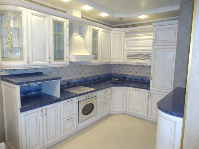 Белая кухонная мебели, синяя кухонная столешница, бело-синяя кухня фото