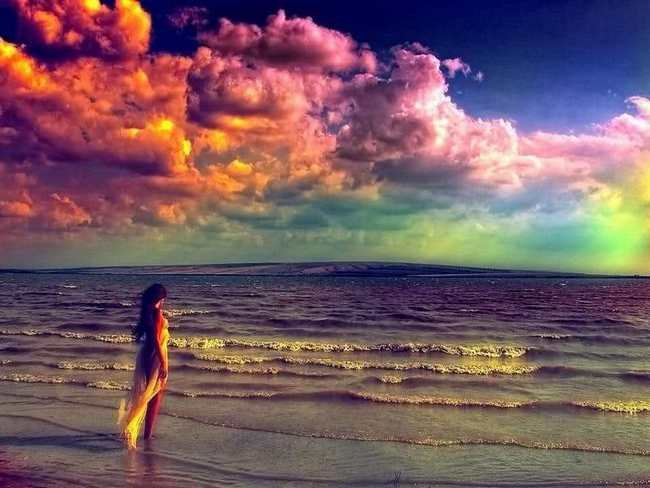 Девушка стоит на берегу