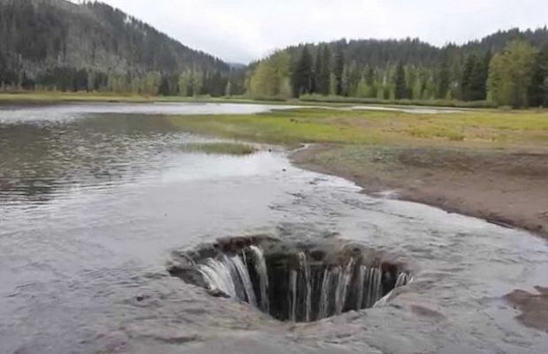 Потерянное озеро, Орегон, США. Иногда озёра возникают сами по себе, а иногда они исчезают. Одно из озёр штата Орегон исчезает каждое лето, оставляя после себя цветущий луг, а осенью возвращается на место. Виной тому — лавовые трубки, пролегающие под дном, которые заполняются водой летом, а осенью отдают избыток осадков в озеро.