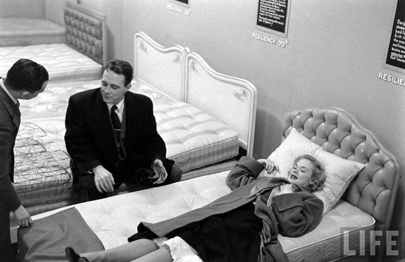 Как испытывали кровати в 1948 году испытания, кровать