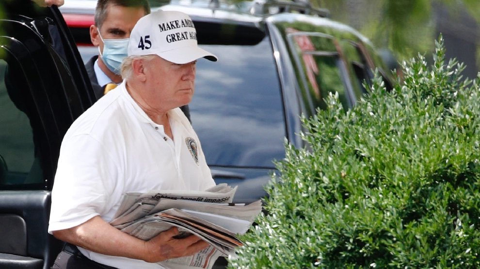 На руке Трампа виден след от катетера