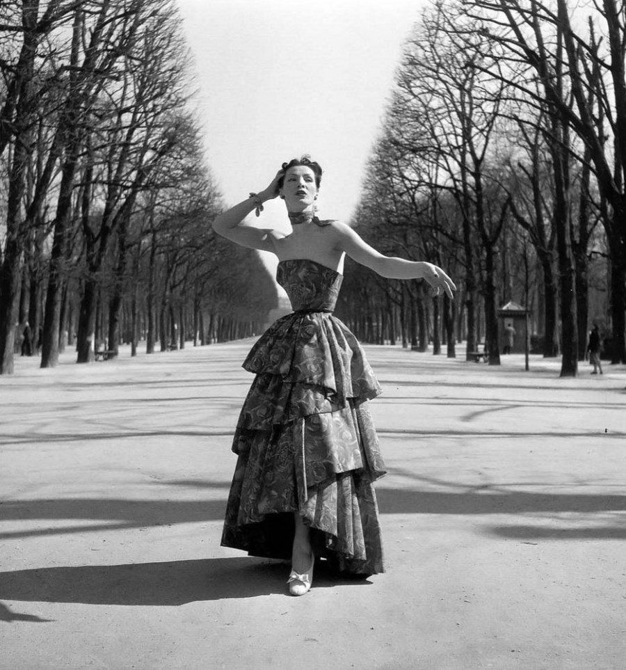 Классическая элегантность Dior: изысканные модели 1940-1960-х годов на улицах Парижа Классическая элегантность Dior: изысканные модели 1940-1960-х годов на улицах Парижа