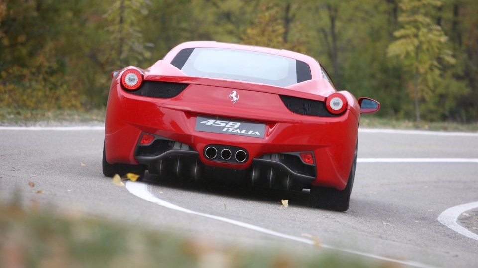 Владелец Ferrari получит 12 тысяч долларов из-за ямы на дороге