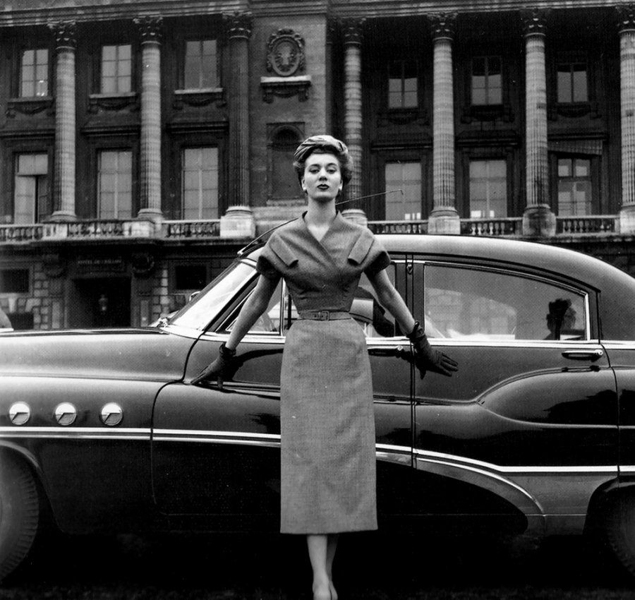 Классическая элегантность Dior: изысканные модели 1940-1960-х годов на улицах Парижа Классическая элегантность Dior: изысканные модели 1940-1960-х годов на улицах Парижа
