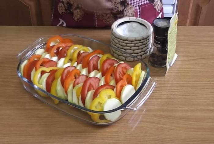 Овощи уложить вертикально. Кабачки, запеченные с помидорами: простое, но такое бесподобное блюдо