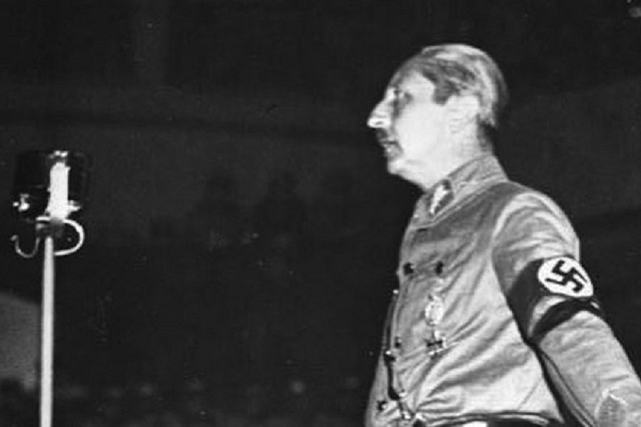Prinz August Wilhelm von Preußen (»Auwi«) mit Hakenkreuzarmbinde auf einer NSDAP-Kundgebung 1932 im Berliner Sportpalast Немецкий историк: дом Гогенцоллернов активно поддерживал Гитлера