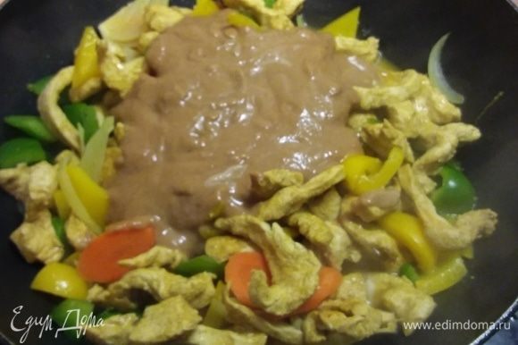 Смешать соус с обжарнным мясом и овощами, добавить чеснок и тушить 5 минут. Тем временем сварить лапшу (у меня соба, но подойдет любая другая лапша, например, лингвини). Смешать соус с обжарнным мясом и овощами, добавить чеснок и тушить 5 минут. Тем временем сварить лапшу (у меня соба, но подойдет любая другая лапша, например, лингвини).