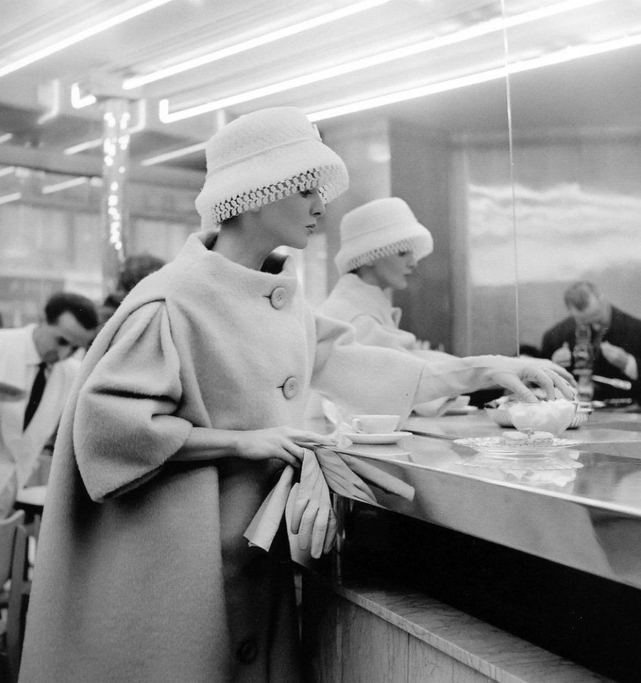 Классическая элегантность Dior: изысканные модели 1940-1960-х годов на улицах Парижа Классическая элегантность Dior: изысканные модели 1940-1960-х годов на улицах Парижа