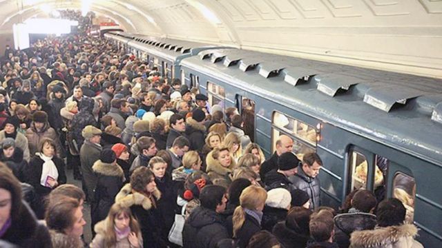 На Арбатско-Покровской линии метрополитена Москвы произошел сбой в движении поездов