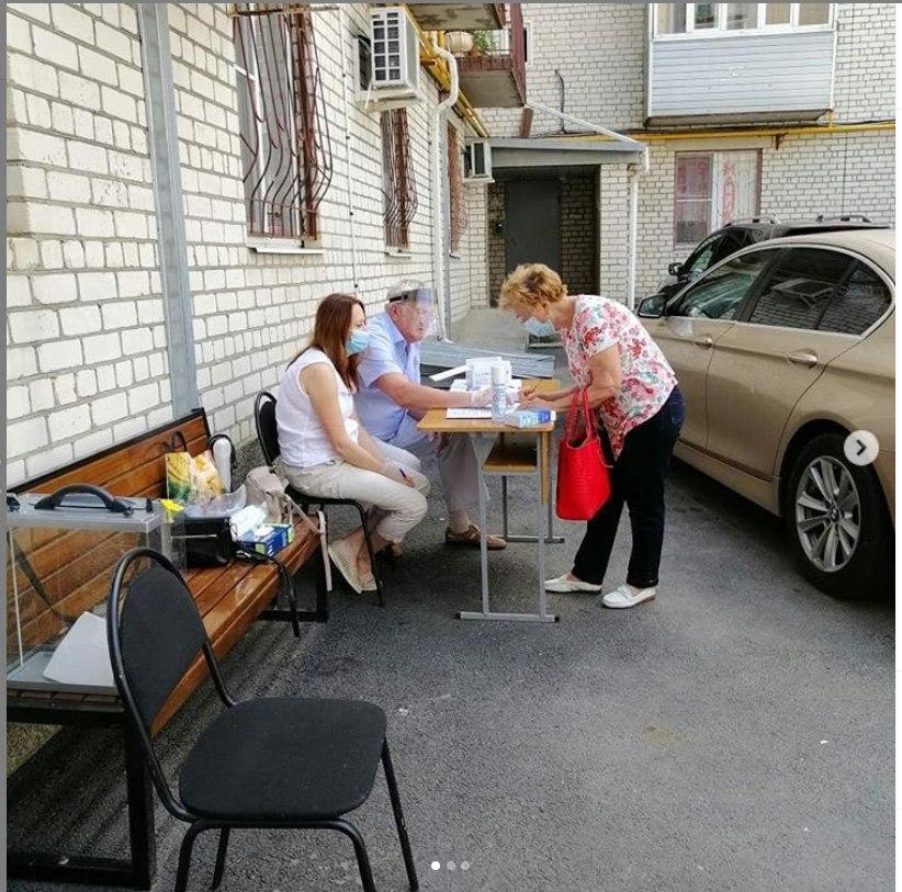 11 безумных фото голосования по поправкам к Конституции на пеньке и в багажнике